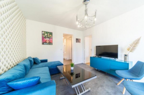 Spacious Apartment for 8 with Balcony in Bron